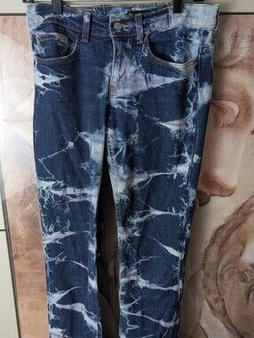 Bebe "Phantom Wash" Carmen Collection Tie-dye Lightening Graphics jeans. Size 27